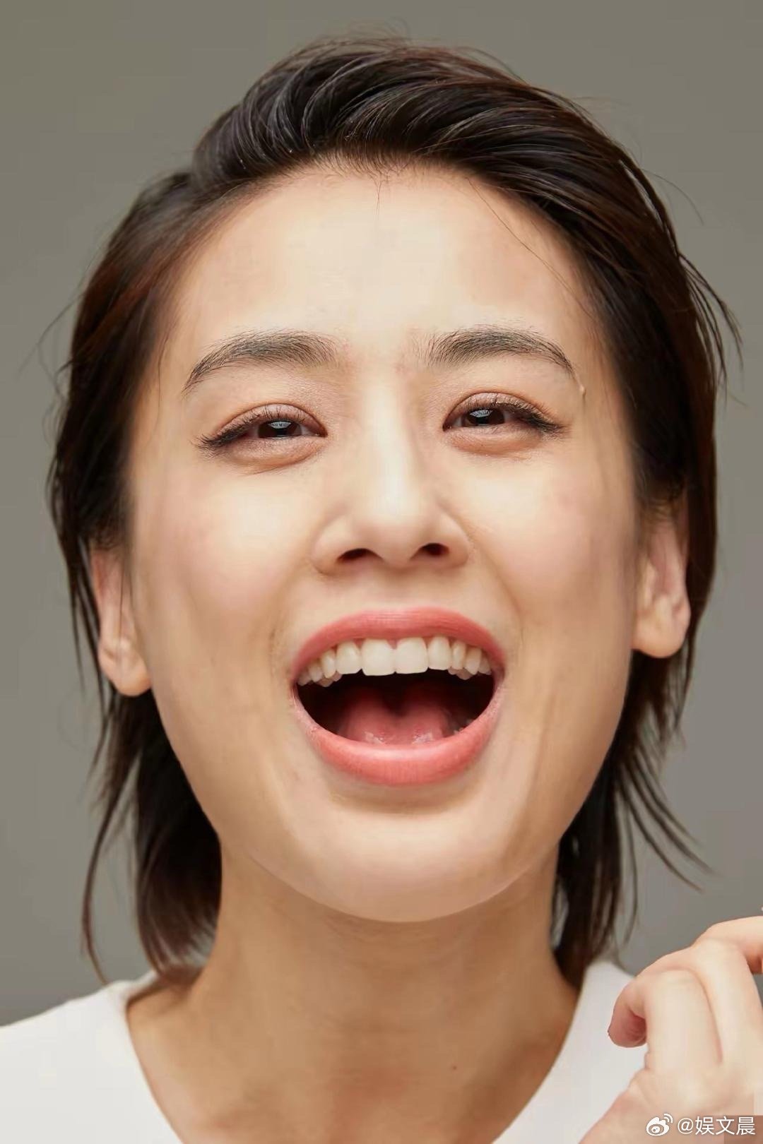 黄圣依无滤镜生图太抗打！皮肤白皙紧致，眉眼精致，岁月好像没留下痕迹～