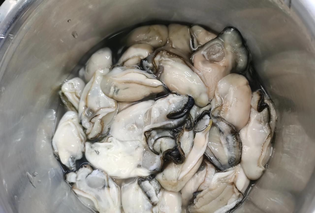 天气太热，不想吃饭，随便煮碗面条也不便宜呢，今天来算算顺便吃一餐要多少钱：生蚝2