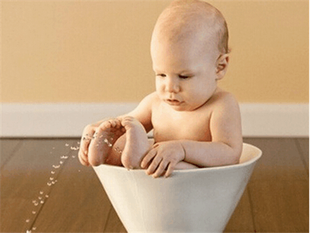 你的宝宝孩子还在尿床吗? 是时候训练上厕所了