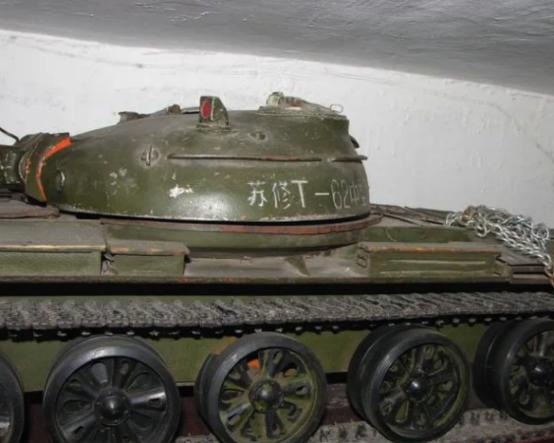 在北京军事博物馆里，陈列着一辆伤痕累累的苏制T-62坦克，它身上的弹孔无声诉说着