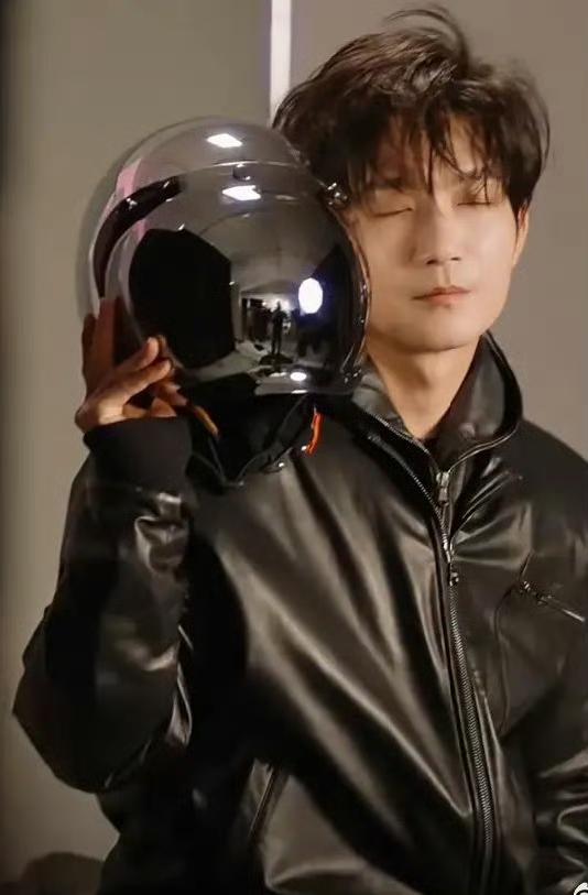 陈楚生登上ELLEMEN睿士开年刊，皮衣机车和吉他，三大元素锁定这个帅帅的陈楚