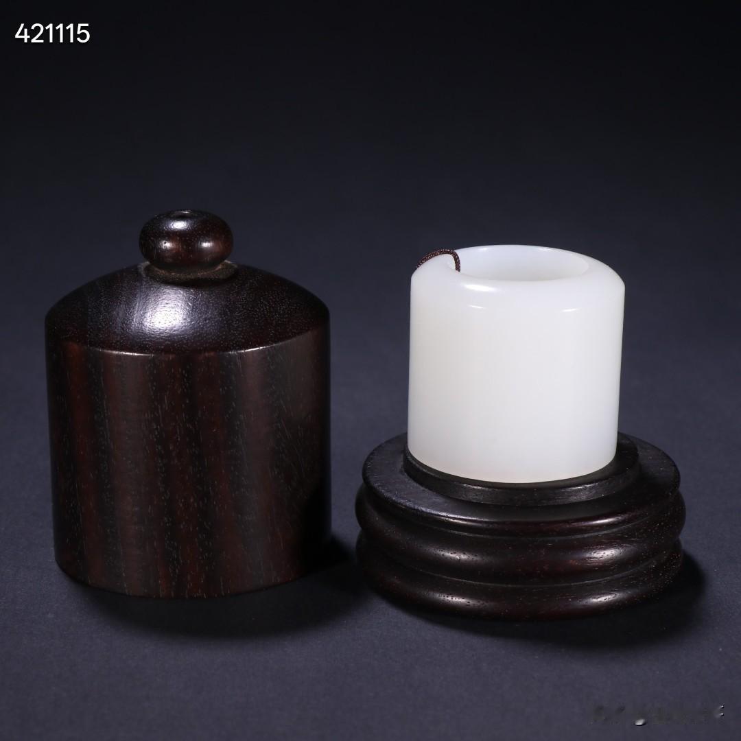 清代和田玉素面扳指。规格-高3cm内径2.2cm