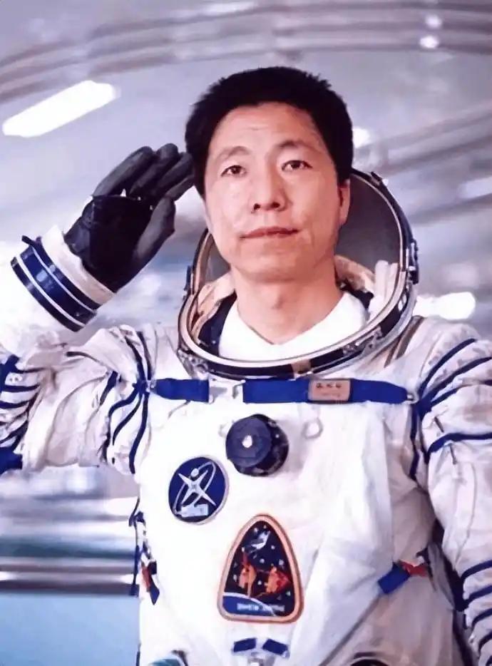 杨利伟自2008年7月晋升为少将以后，一转眼十多年过去了，他的军衔仍然是少将，还