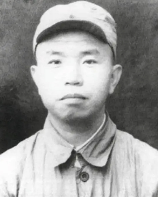 开国大将王树声为躲避敌人抓捕，无奈躲入一农妇家中。可在敌军经过门口时，这个农妇却
