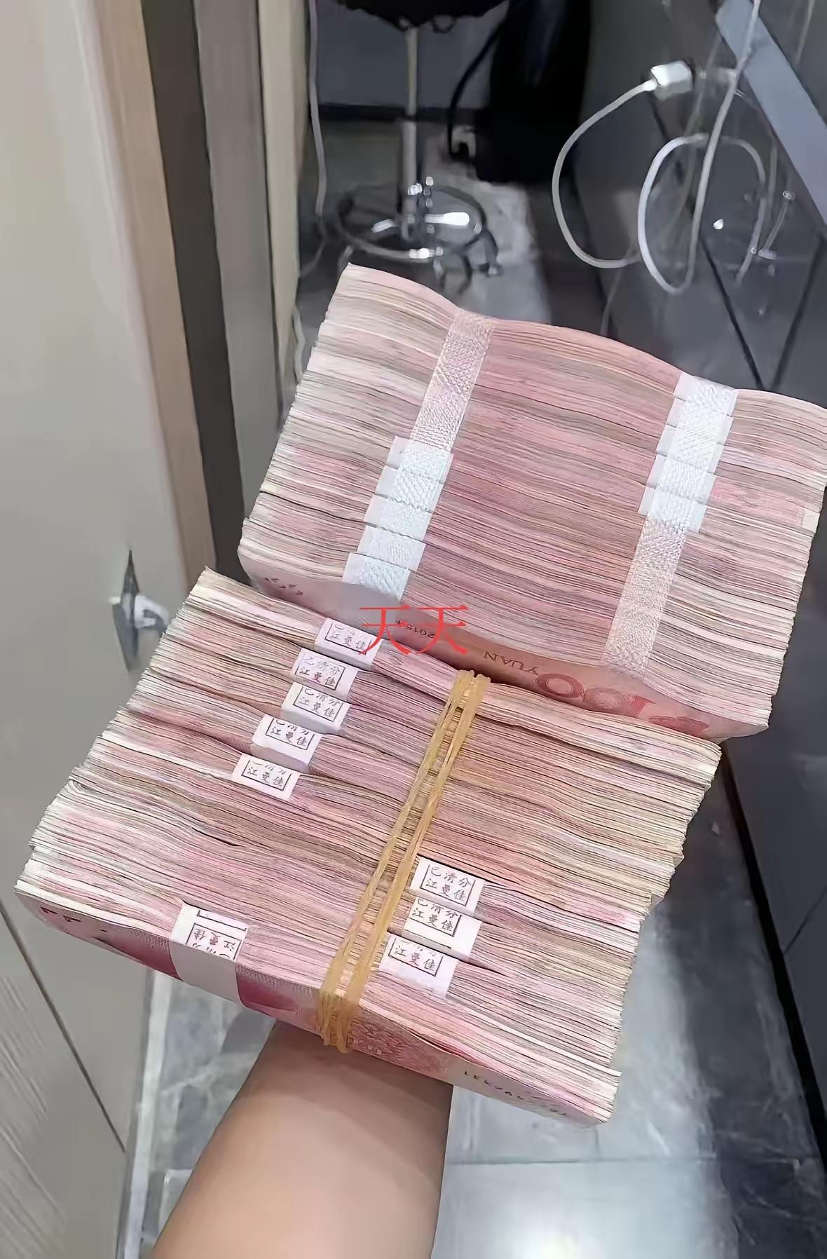 奉劝大家一句，都12月了，手上有二十万现金的，别脑子一热冲黄金或股票！