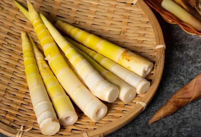 四月份必吃的十种食物排行榜四月春和景明，万物复苏，大自然馈赠了一批鲜嫩可口的