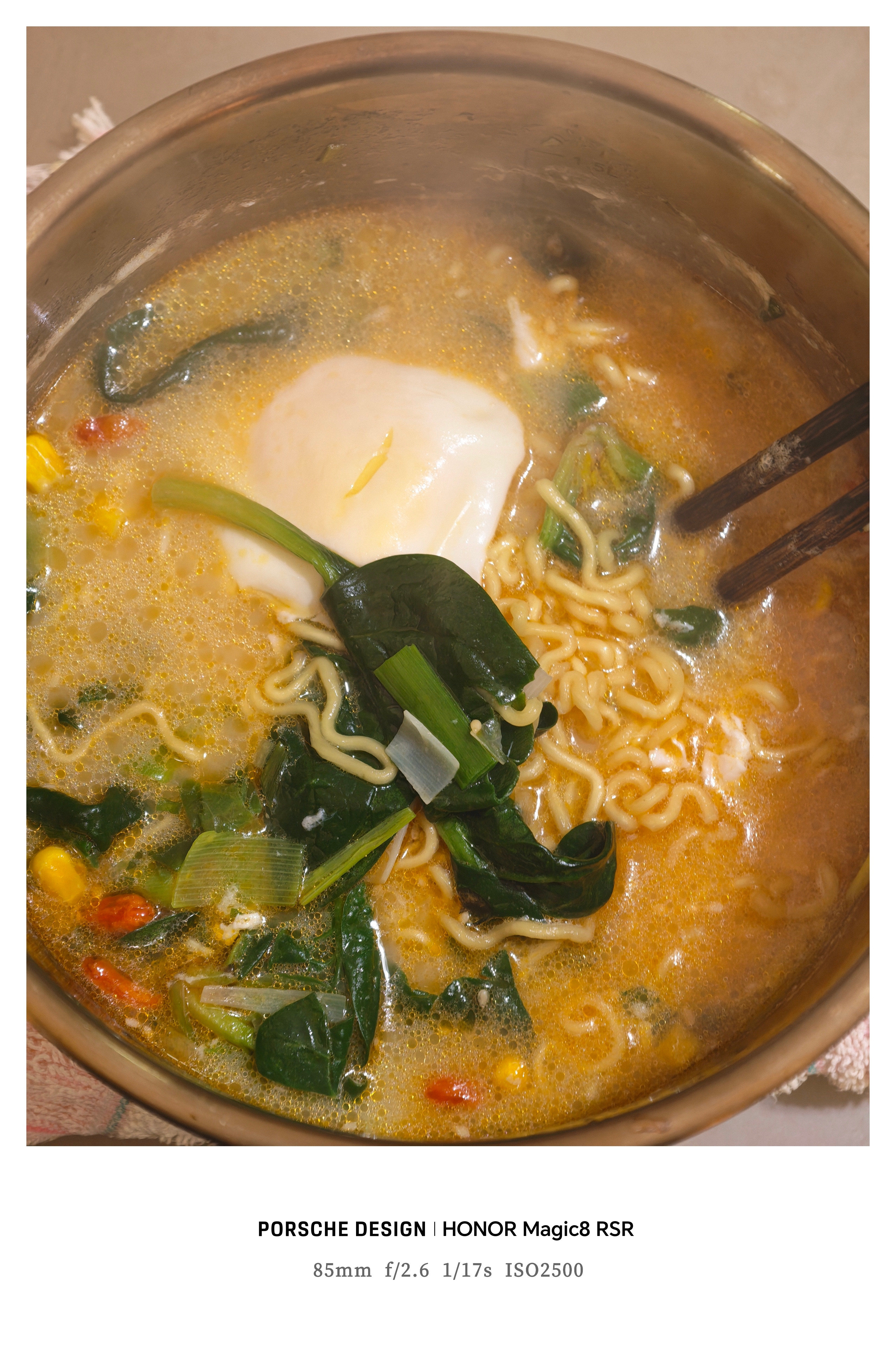 整个泡面夜宵，偶尔吃一次还挺香。