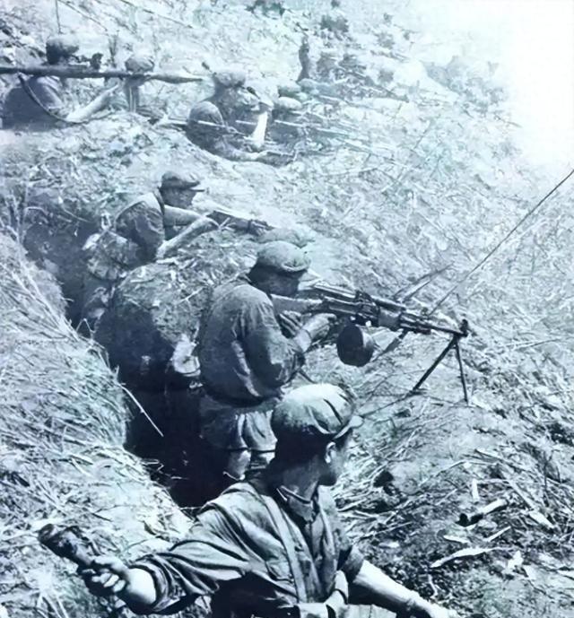 1979年，对越作战中，两名越南女兵突然从暗堡钻出击毁我军车辆，战士接令后当即展