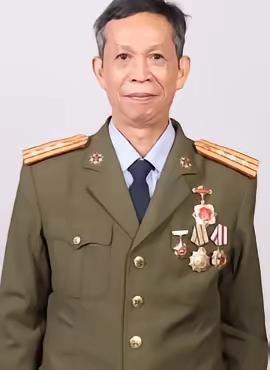 对越反击战中，副班长覃毅忠本被记三等功，团参谋长查到他，改为一等功并报请授一级战