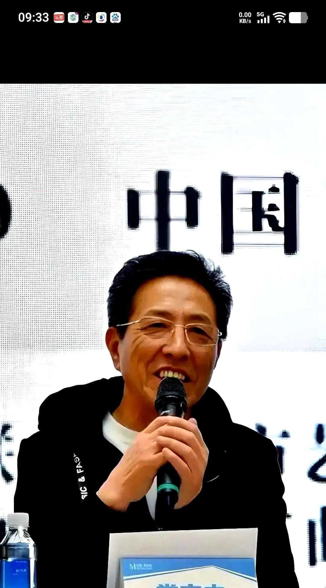 三十年前被拒的郭德纲，现在德云社都出海了三十年前郭德纲求教传统相声界，被一句