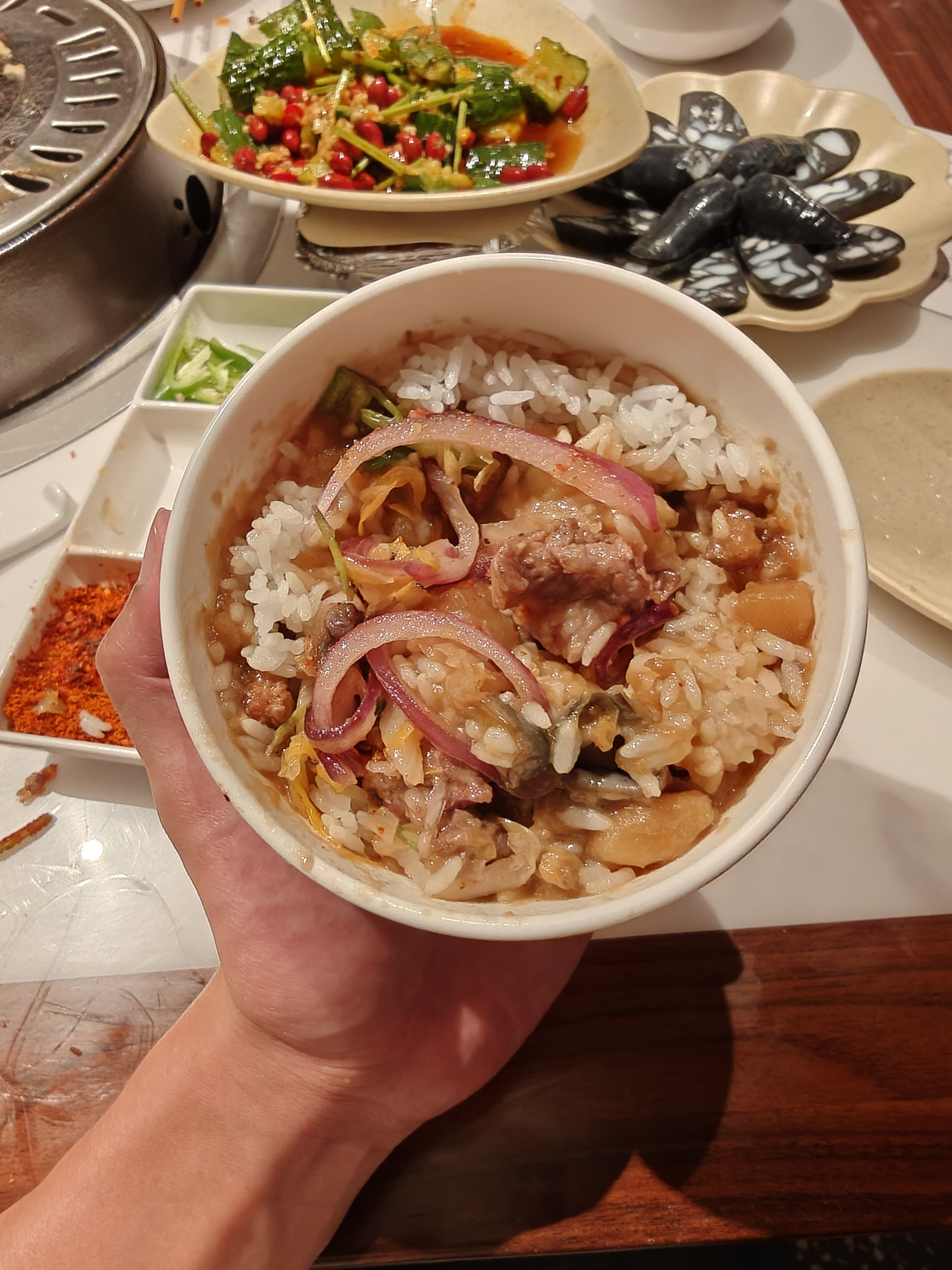 茄子土豆拌米饭，再来点酸菜和洋葱，这一碗的含金量你能理解吗[doge]​​​