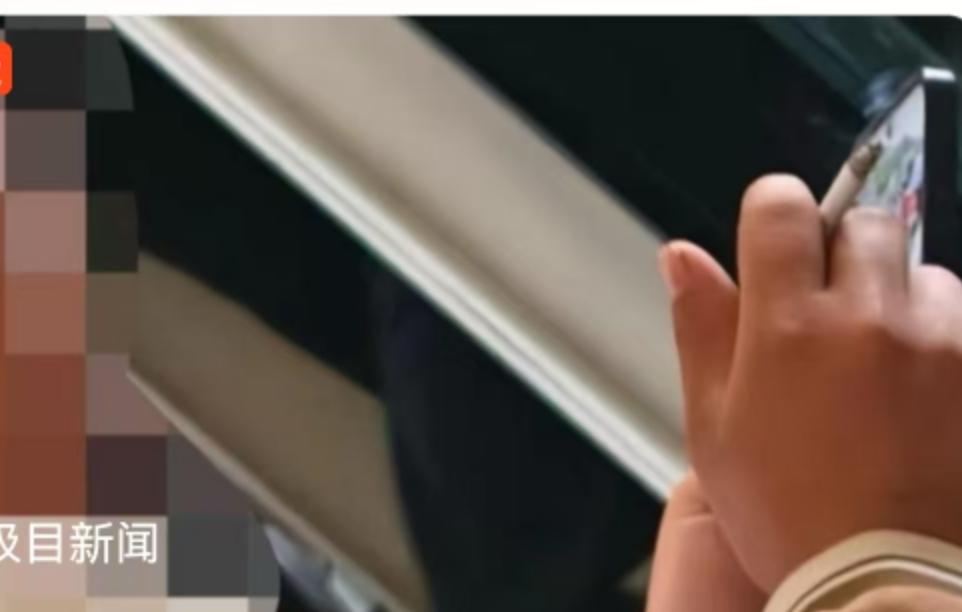 11月15日，一条来自河南网友的帖子，像一根火柴，瞬间点燃了关于普速列车吸烟问题