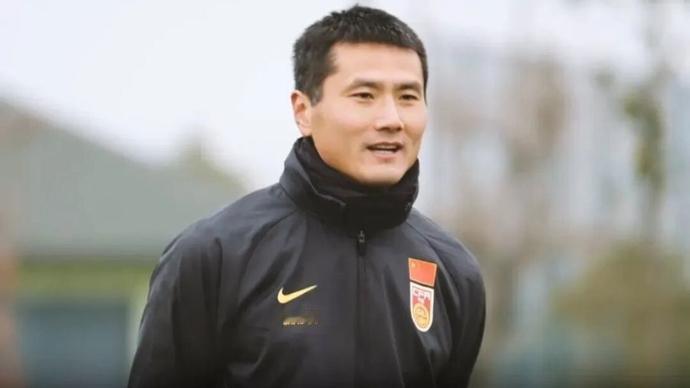 邵佳一，国足新帅！官宣了，震惊！就在今天下午，中国足协正式宣布，45岁的邵佳