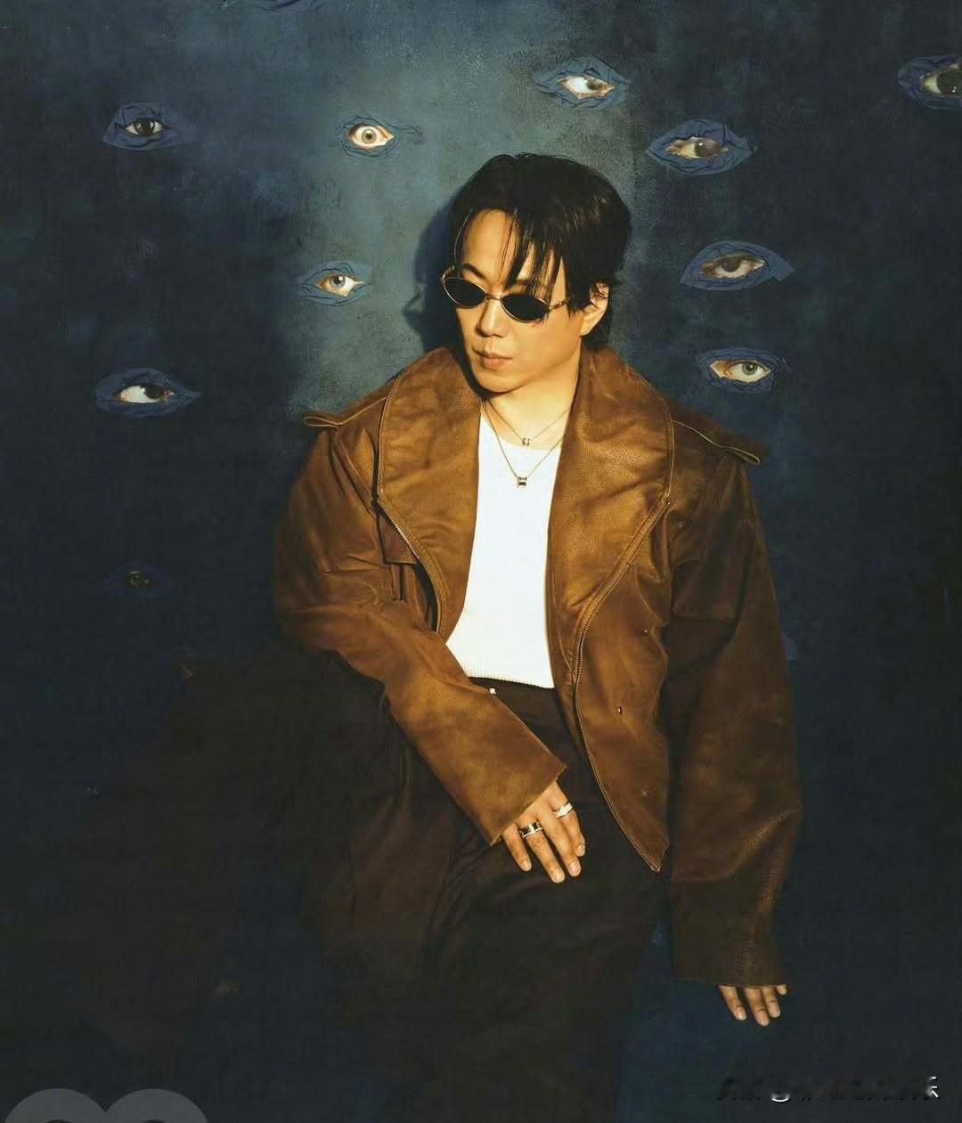 黄子佼说，萧煌奇是假盲人，他一直在装盲人，气得萧煌奇晒摘眼镜的照片，真的是全盲完