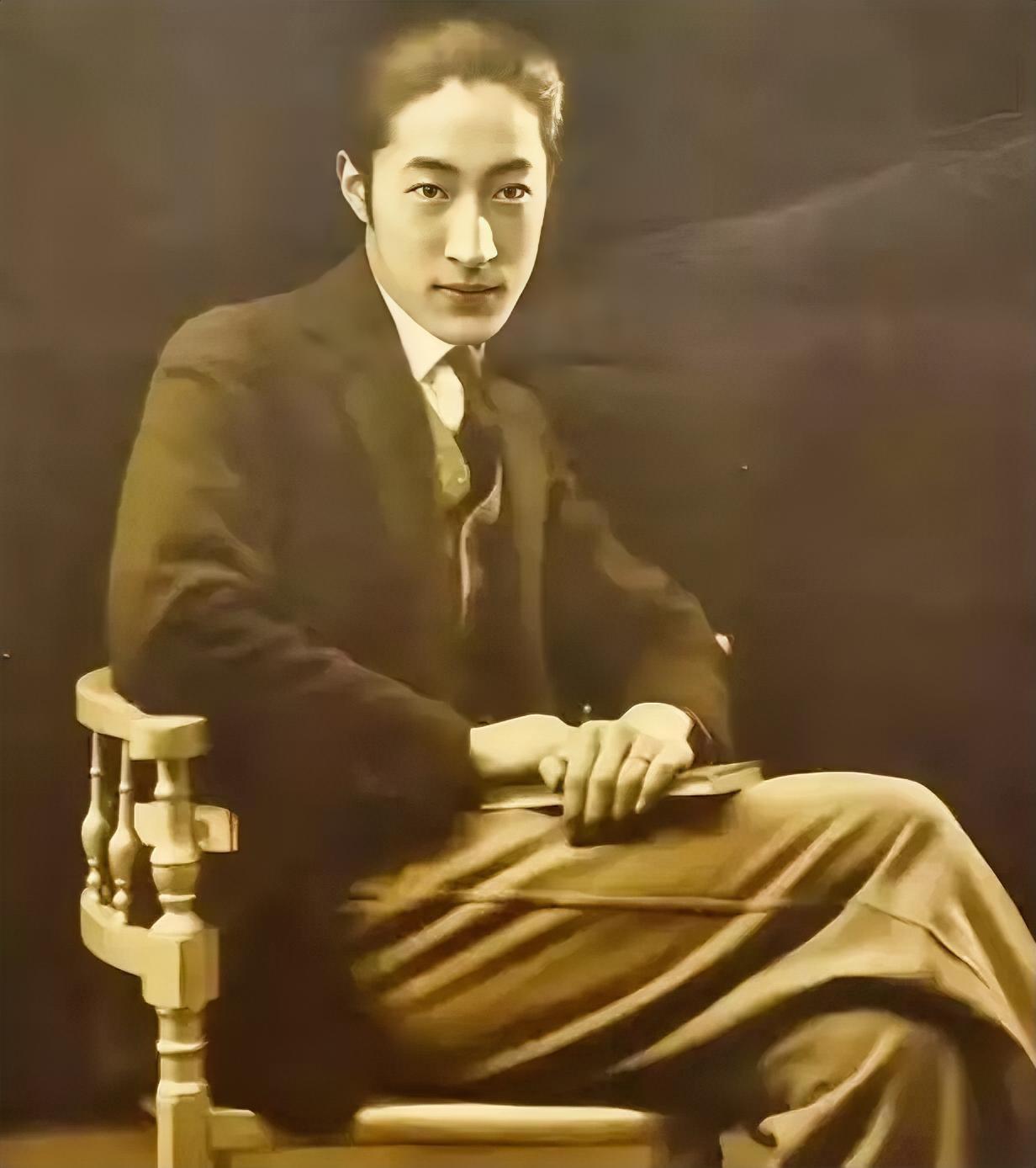 1962年，一位嘴唇、脸庞紫得发黑，头发全白、牙齿掉光，瘦到脱相的老人，在上海监