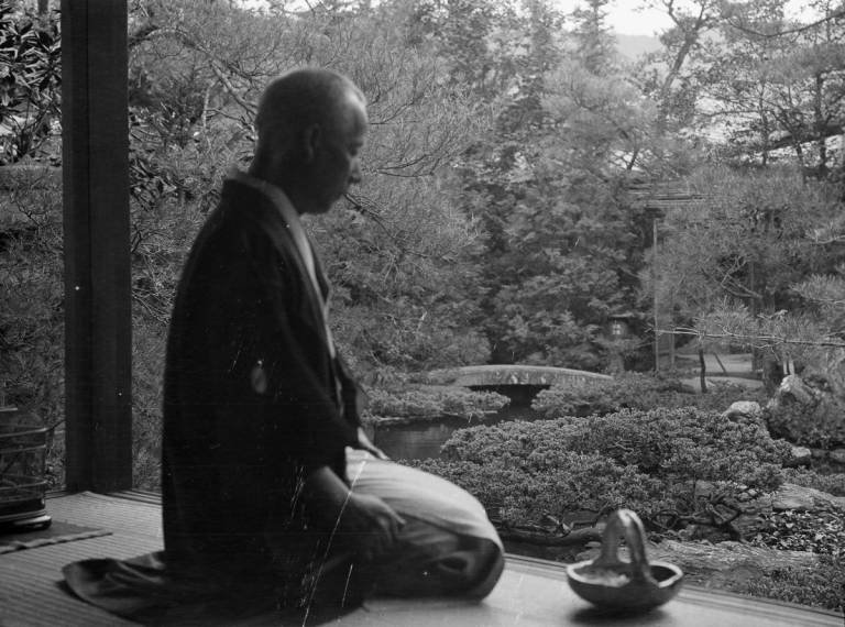 1908年，一位沉思中的日本男人。