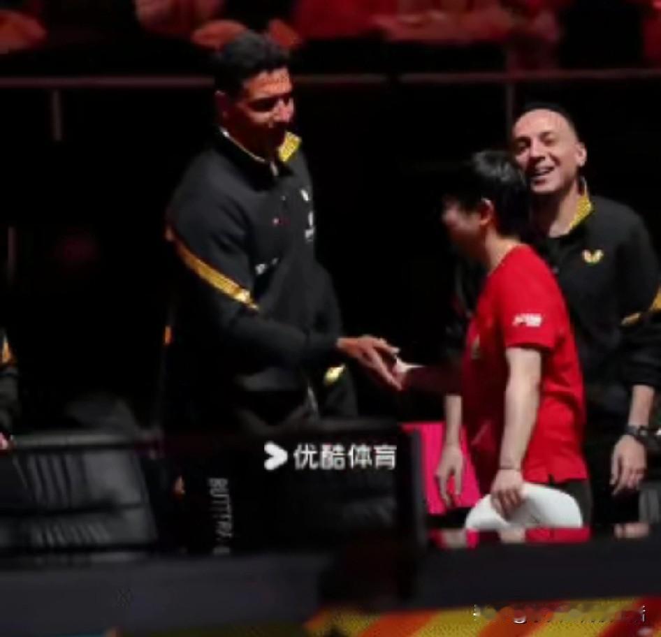 发现埃及的两个教练真的是好喜欢孙颖莎，第二场女单结束，孙颖莎过去和埃及的场外指导