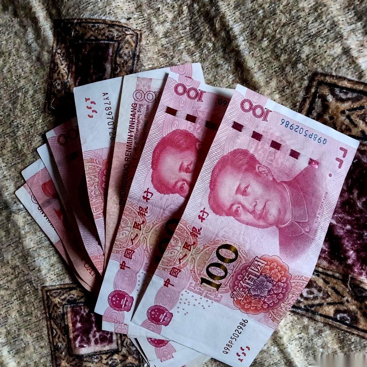 外甥把筷子往桌上一放，声音不大，但一桌子人都听见了。“我半个月，赚了十万。”