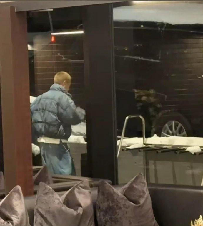 王思聪秦奋在北海道被偶遇，37岁秦奋一头金发，王思聪戴粉帽子好可爱​​​