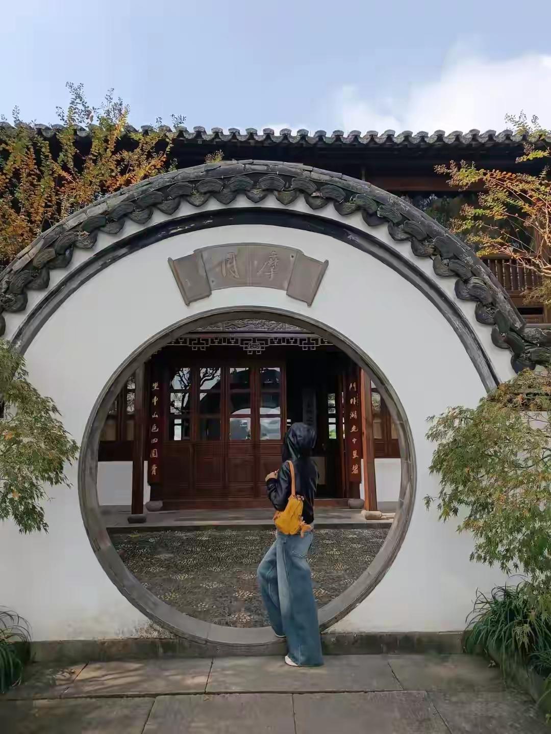 小时候过年的快乐是如此简单，欲望是如此的容易满足，吃个糖果穿个新衣可以开心一整天