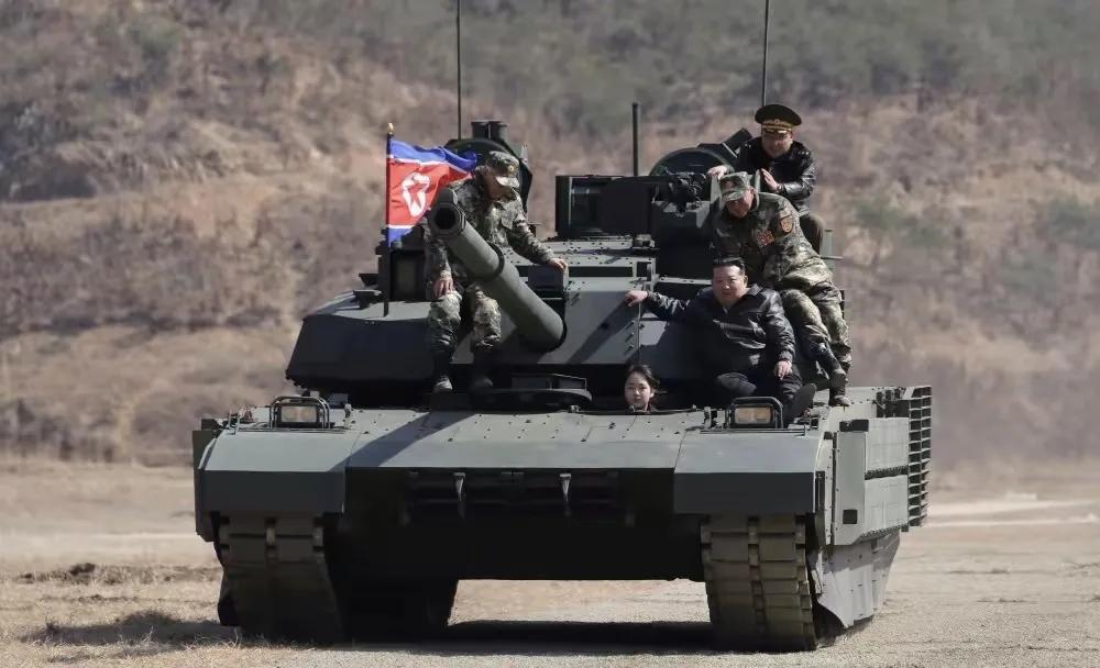 带女儿开坦克！伟大的父爱！