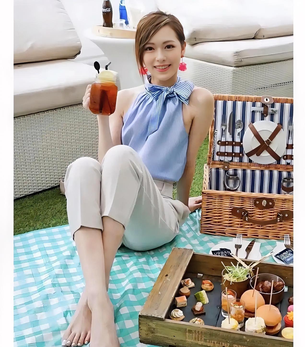 光脚美女，就是这脚丫子有点大……