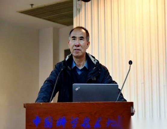 中科大少年班那堂课，一个杯子猛地从第一排飞了出去，冲着讲台。全班的呼吸好像被一