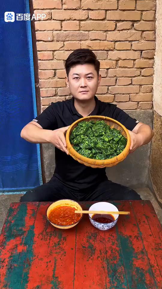 菜馍。昨天本来想做菜馍，没有做，是害怕我外婆看见了，又想起我外爷了。山里面的人