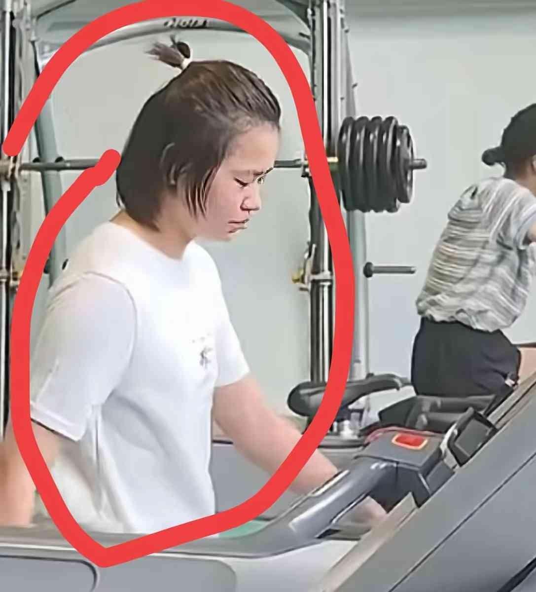 全红婵那个背影，我看第一眼就明白了。她归队冬训，自己提着包往场馆里走。个子是高