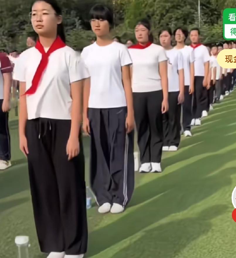 青岛初中开学男女生身高比例太逗了，只见了前排都是高个子女生，后排一溜水的矮个子
