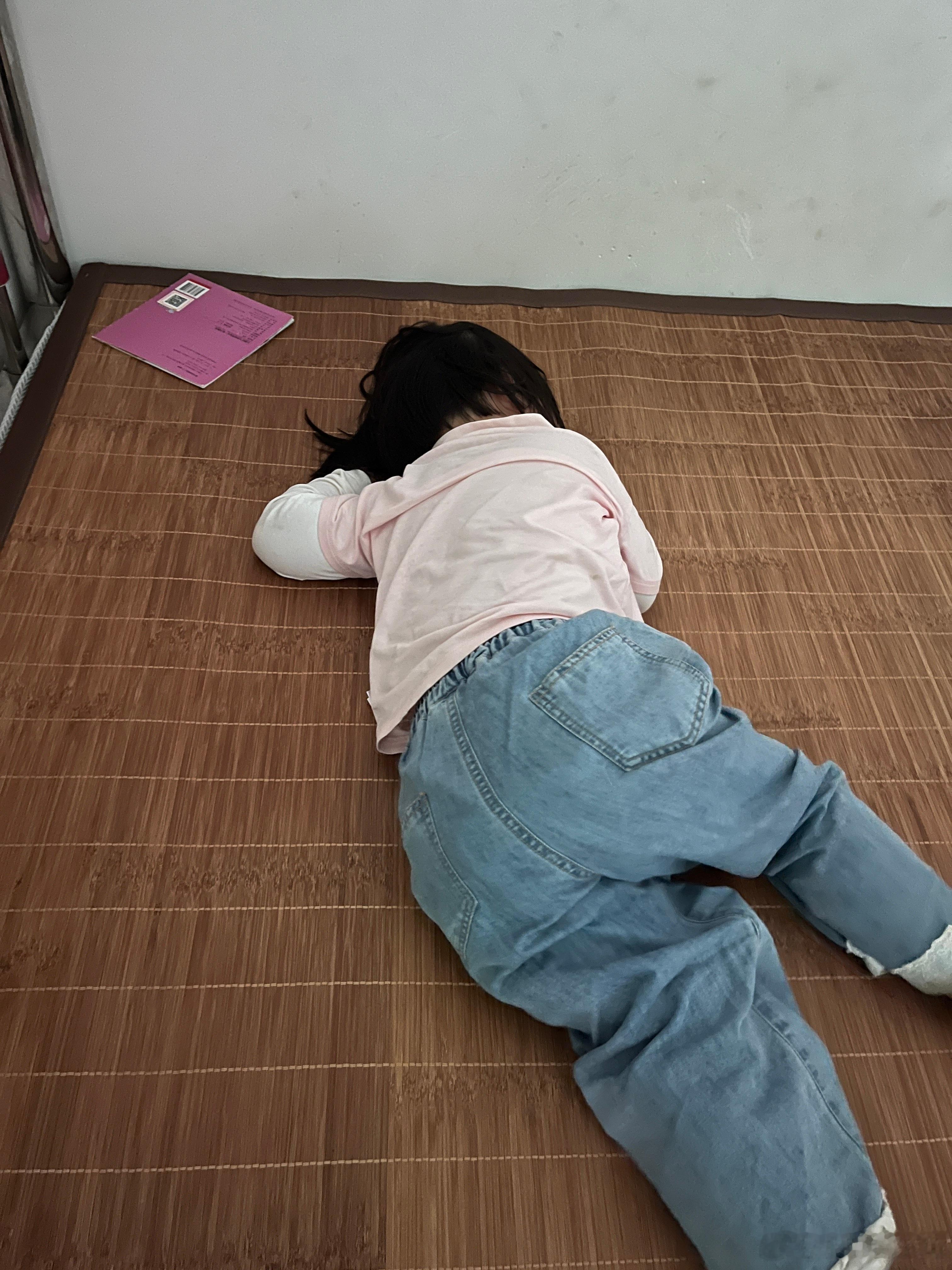 小家伙还不愿意下深圳，说还想玩，有鸡鸭鹅狗猫，还有表姐。说不想去上学，我说你问爸