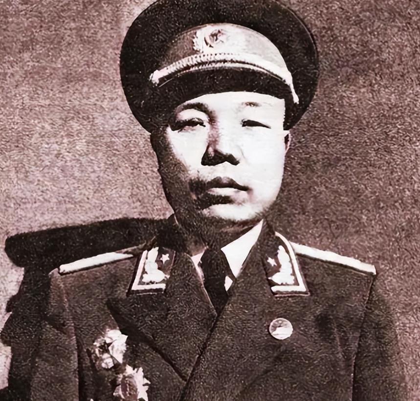 1949年，萧华被任命为广西省委书记，就在他准备上任时，毛主席却给华中局发报：“