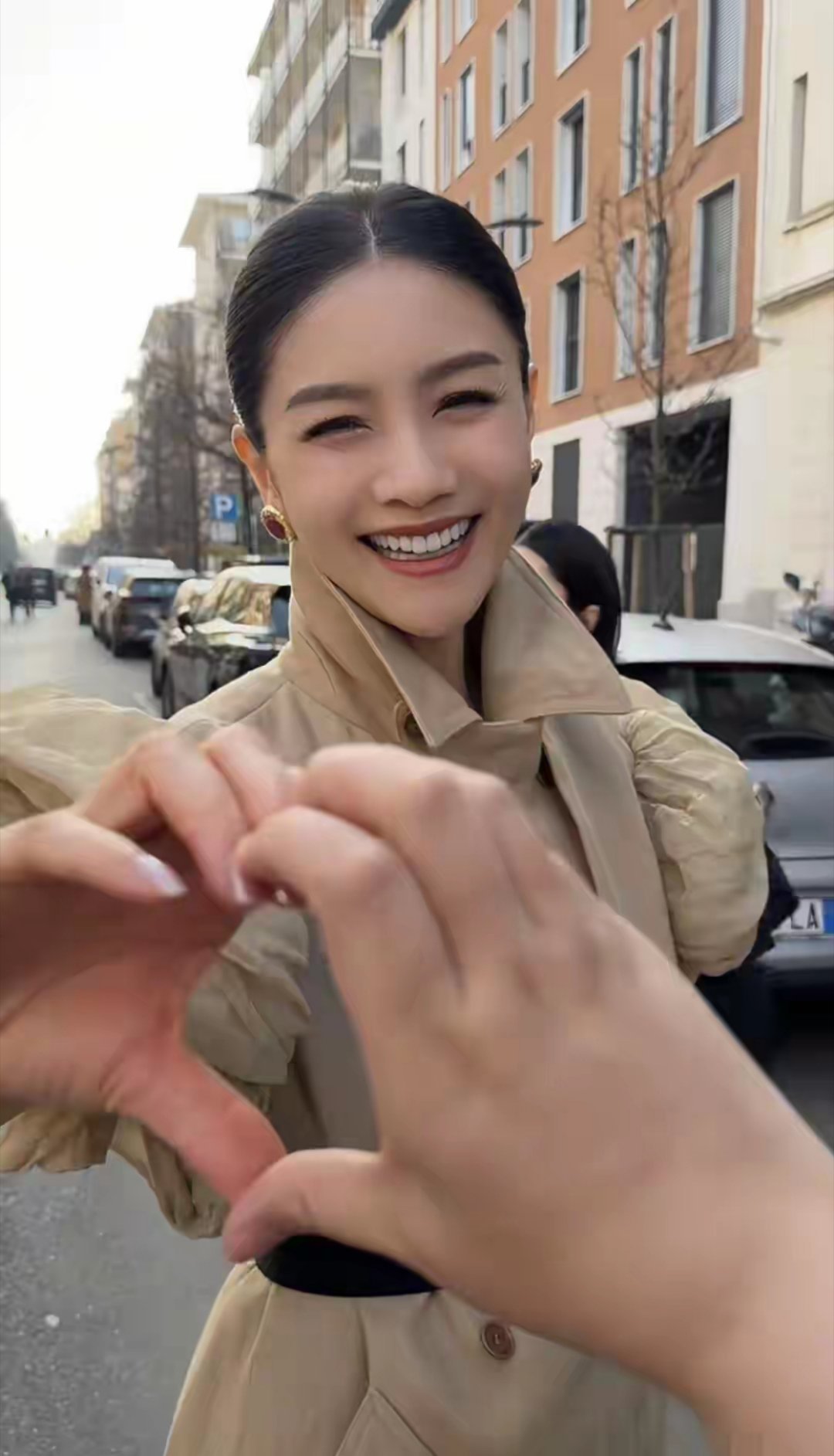 50岁胡可亮相米兰被偶遇本人真的太美了果然法拉利老了也是法拉利