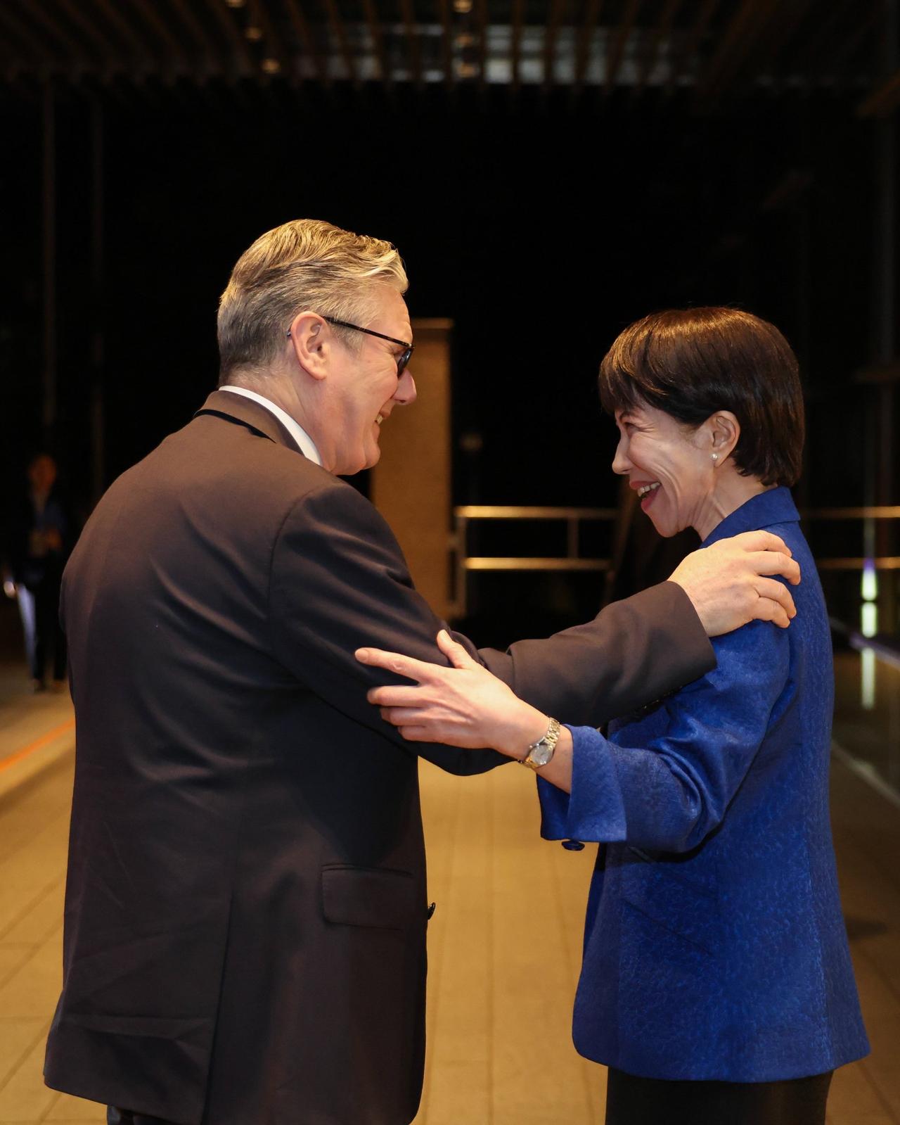 英国首相斯塔默今天发文说：“很高兴能在东京与高市早苗首相会面。我们的伙伴关系正为