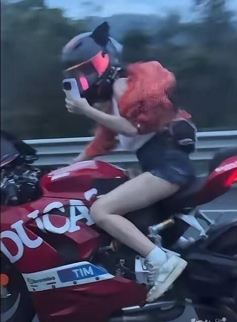20岁女骑手把杜卡迪开到217公里每小时，旁边还跟着个开保时捷的30岁大哥，两人