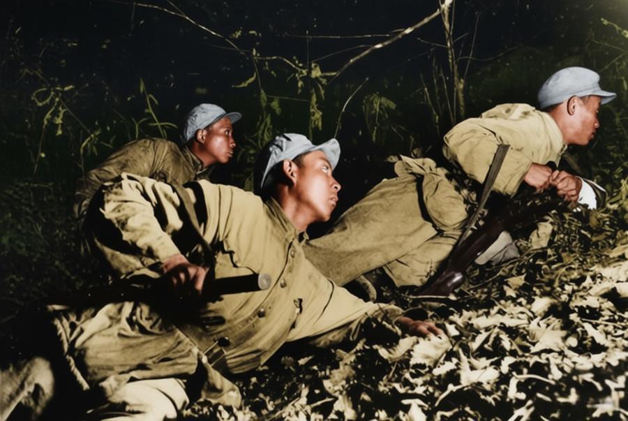 1952年，上甘岭战役中志愿军战士在坑道里准备夜间出击的紧张瞬间。上甘岭战役中