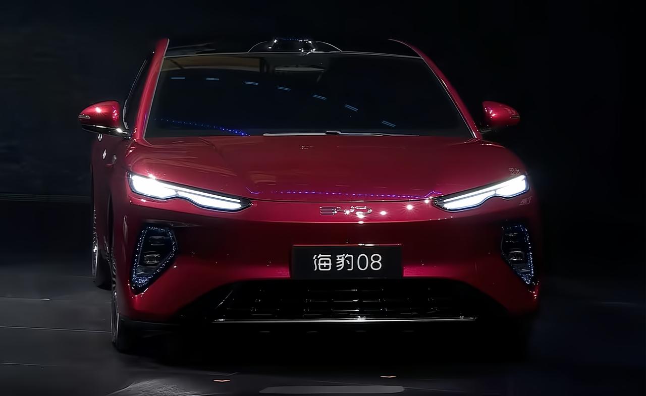 说实话，海豹08这波配置确实挺狠。车长5150mm、轴距3030mm，已经是中大