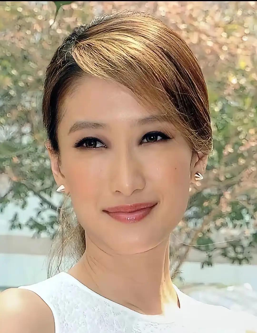 谢婷婷的痛，是隔着太平洋的。接到父亲谢贤去世的消息时，她在加拿大，过着和香港无关