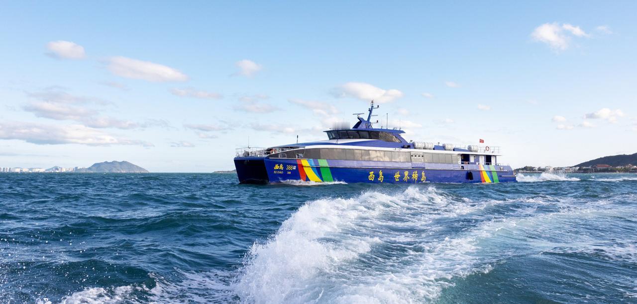 在西岛，我看到了“玻璃海”该有的样子。站在码头往水里看，第一眼就愣住了——海水