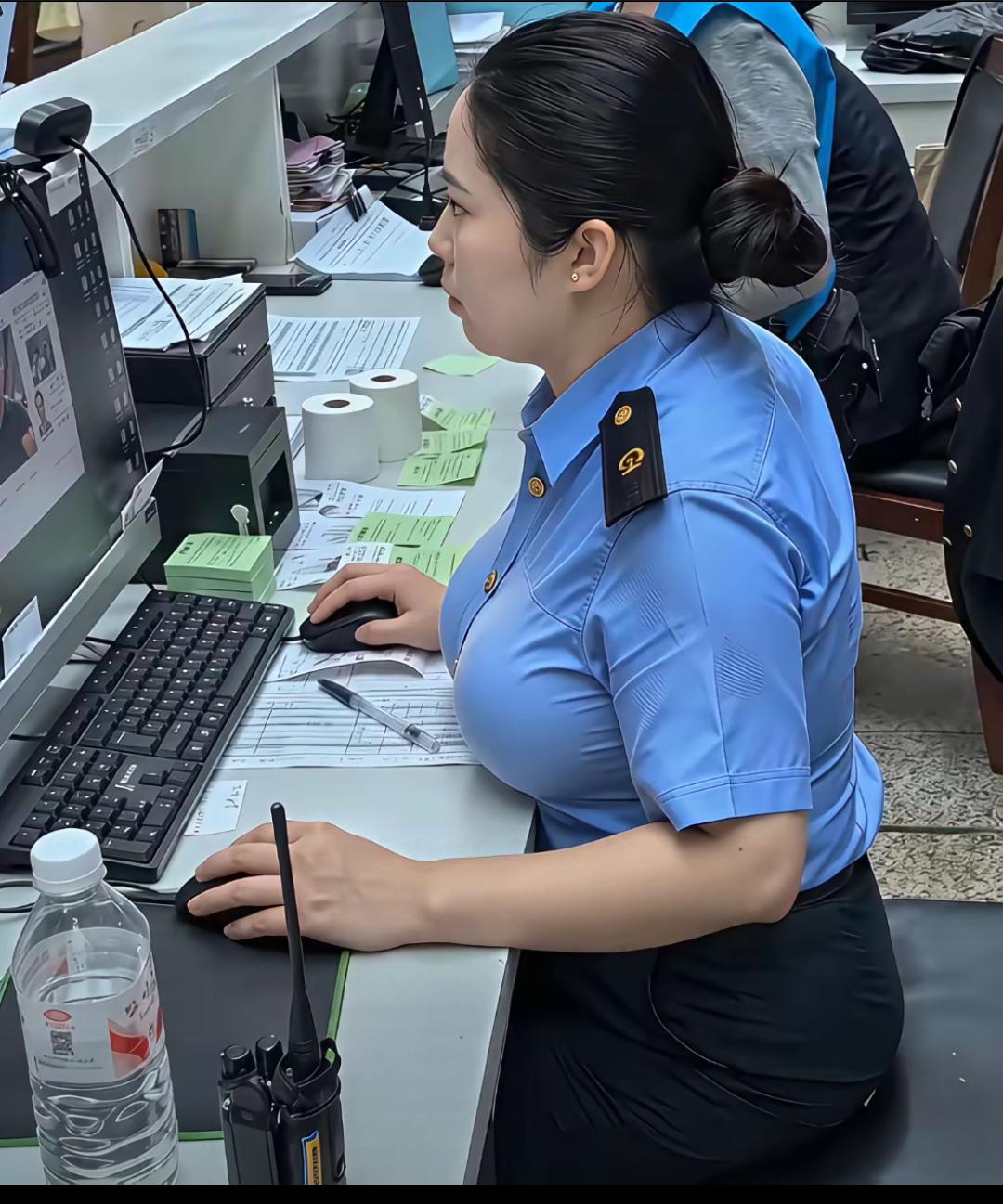 认真工作的样子真美！