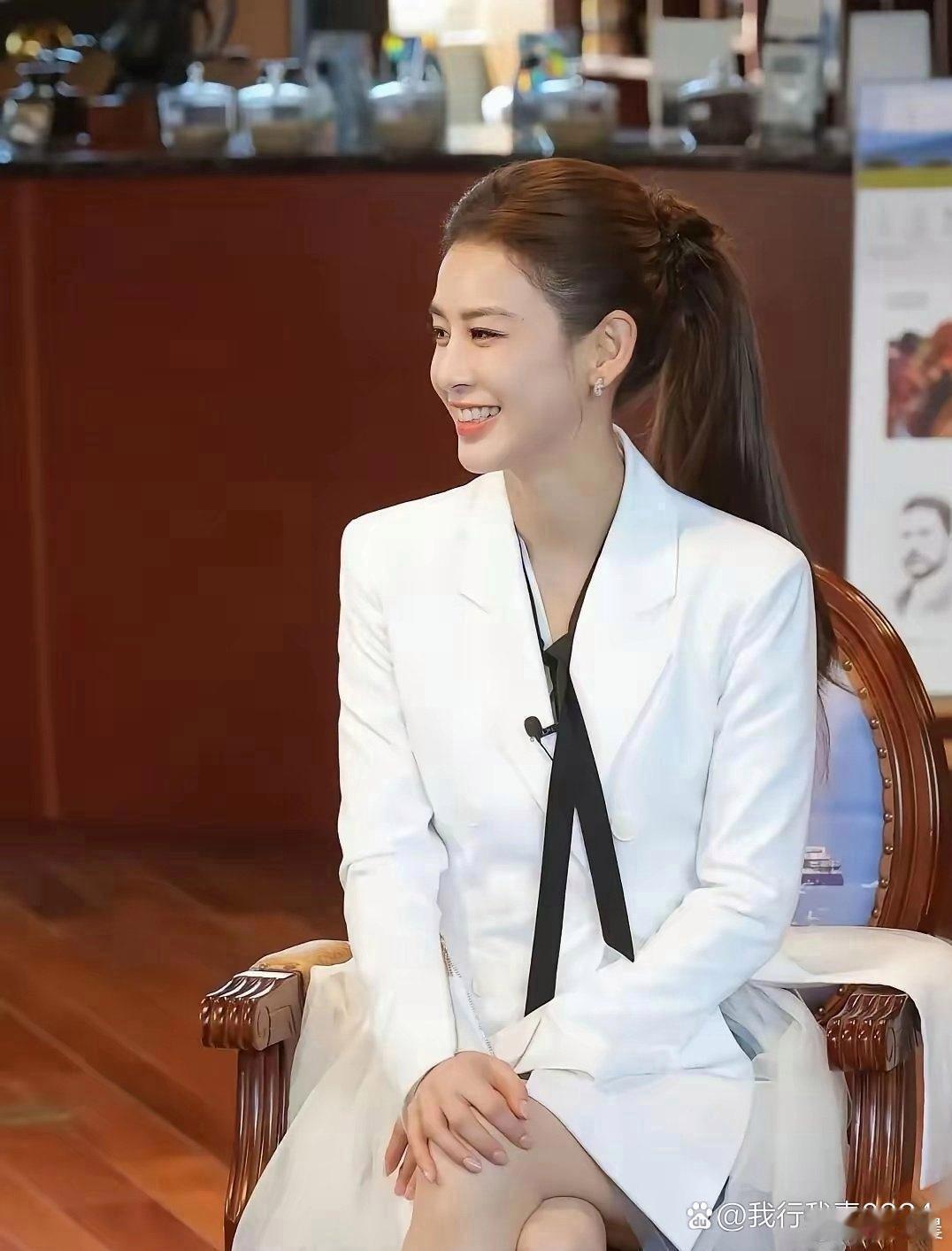 这居然是黄圣依？差点没认出，气质大变样