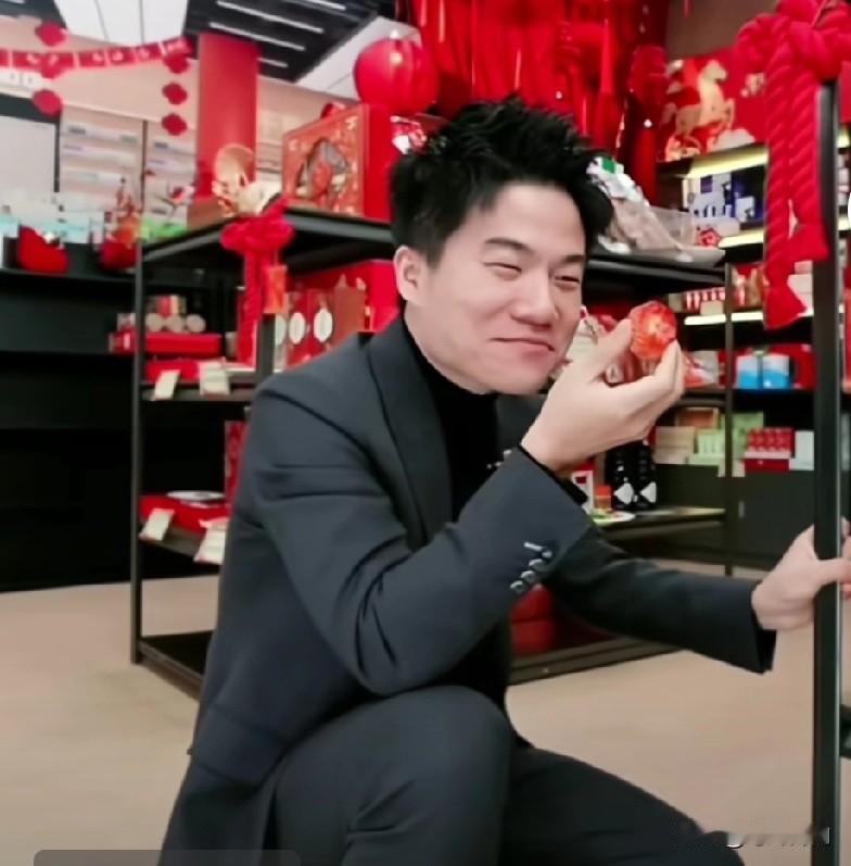 这事挺有意思，都说董宇辉不回应各路诋毁，你想，每次出现诋毁声音，董宇辉的粉丝把他