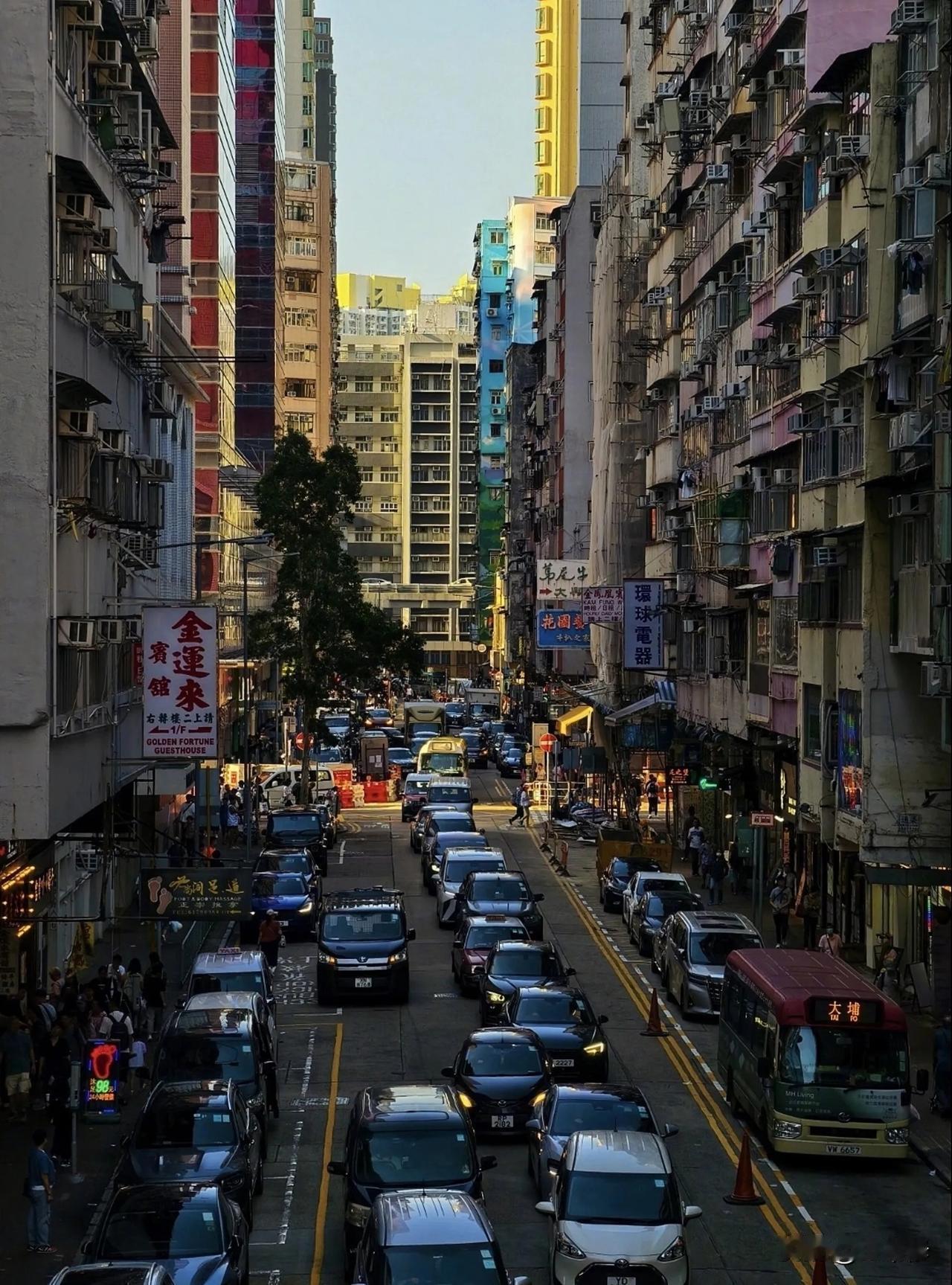 有人看到香港小巷内杂乱无章的居民楼，说现在的香港没落了！我不知道“没落”是指