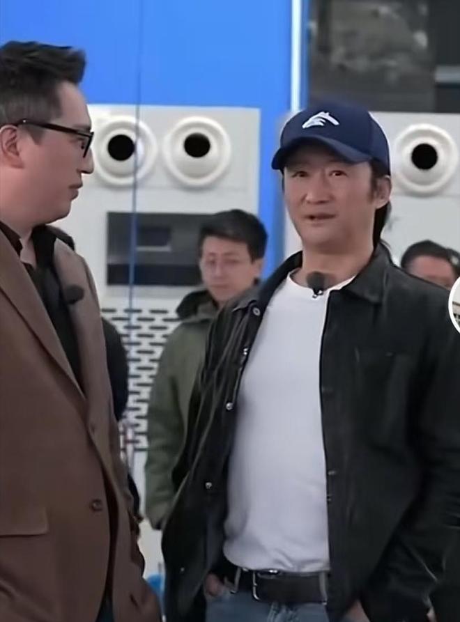 近日吴京的人设像是突然塌房了，网上一些人群嘲他，模仿他说过的话，揶揄他玩梗。有些