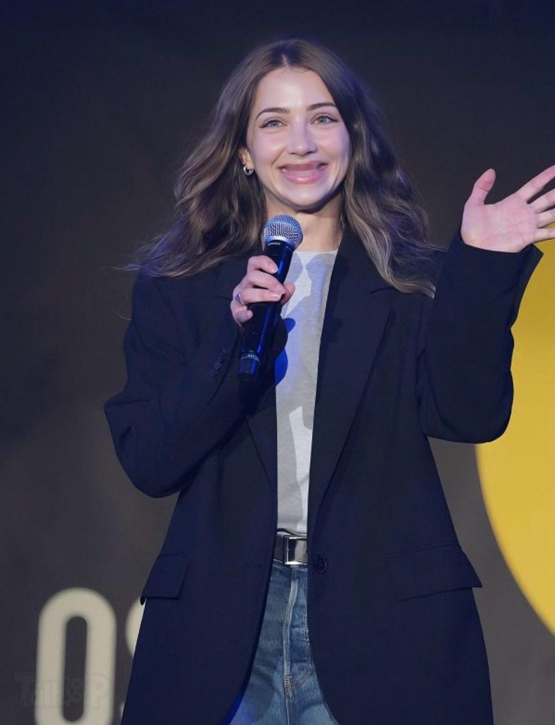 海贼王真人版娜美演员艾米莉参加大阪漫展现场照片。娜美艾米莉​​​