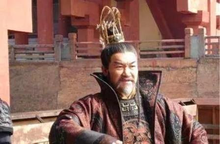 348年，皇帝石虎将儿子开膛破肚，仰天长叹说：“我要用灰洗干净我的内脏，不然就很