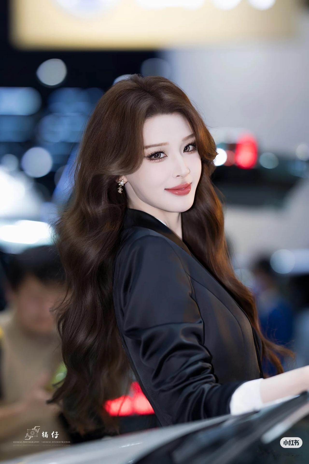 优雅与性感，你会怎么选美女车模穿搭写真