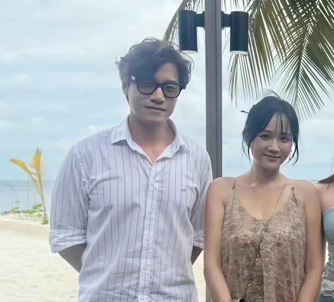 前两天有人在马尔代夫撞见陈乔恩和老公Alan了两口子那种满大街溜达的松弛感，真的是狠狠戳中了不少已婚