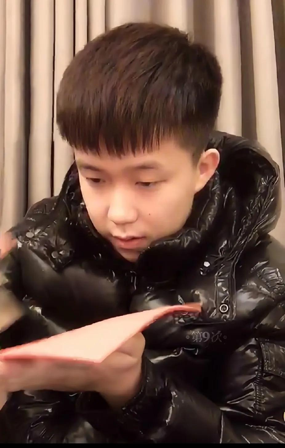 考古到王楚钦幼崽时刻啦✨谁懂啊！考古到王楚钦小时候贴胶皮的画面，肉嘟嘟的脸