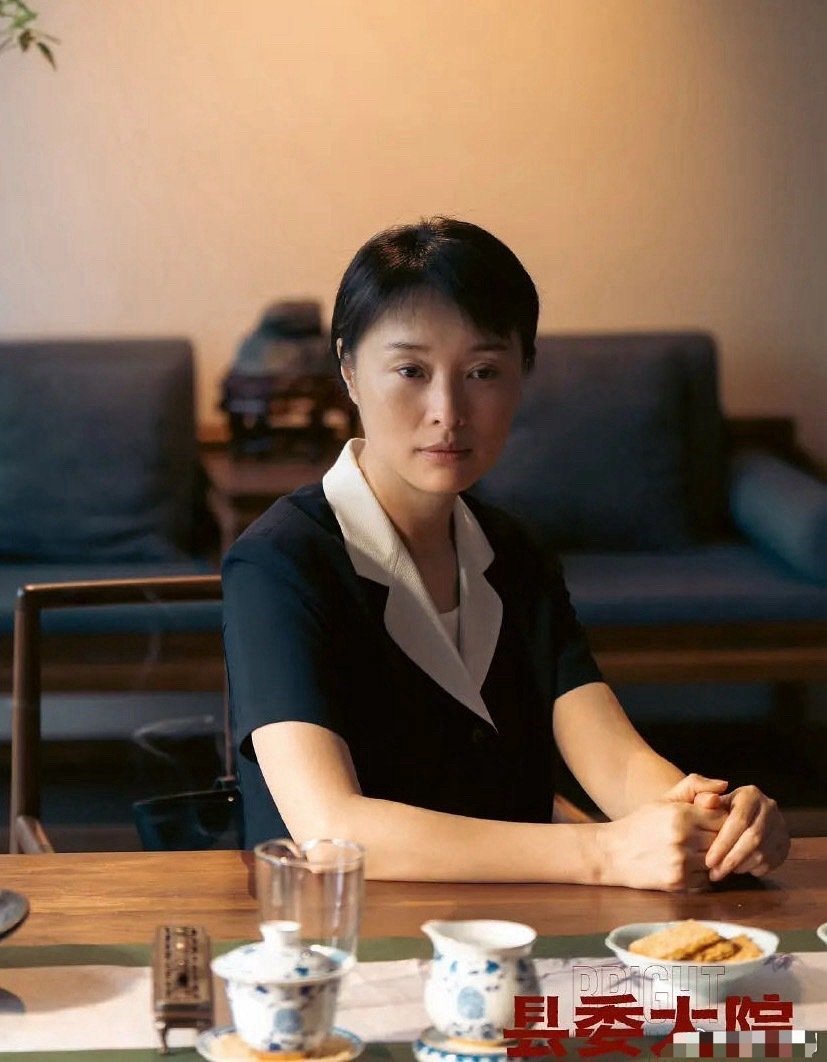 吴越《县委大院》饰演干部，拿下白玉兰视后，赵丽颖紧跟视后的步伐，也饰演了女干部，